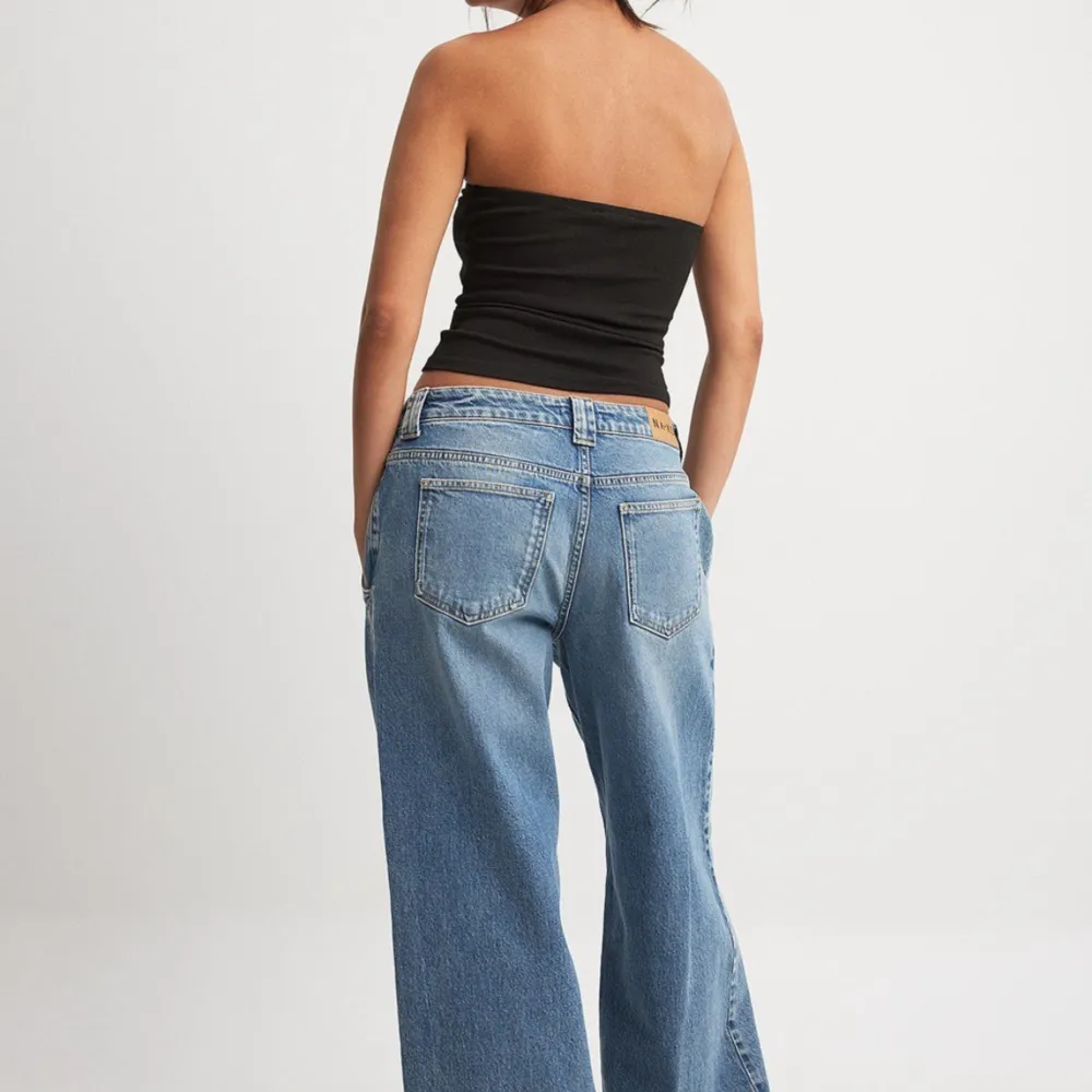 Helt nya och oanvända baggy jeans med låg midja från nakd i storlek 34 eller xs. Nypris är 700 kr❤️. Jeans & Byxor.