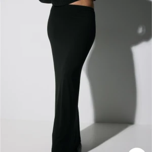 Lågmidjad svart långkjol - Säljer den här populära långkjolen i stl xxs! Slutsåld på hemsidan💞 oanvänd med lapp kvar