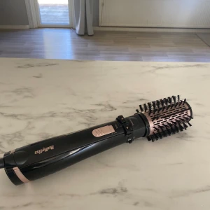 Babyliss roterande varmluftsborste *endast provad* - Säljer nu min roterande varmluftsborste från babyliss då jag fick det i present och den inte var vad jag önskat mig. Den är således i nyskick. Den kan rotera åt både höger och vänster samt blåser både värme och kyla, precis som en hårfön. Inga defek