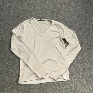 Fin vit långärmad tröja från lager 157 i storlek xs, använder inte längre pga fel storlek 