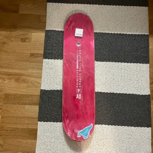 Primitive skateboard - En bräda från märker primitive som är helt oanvänd fortfarande inplastad. Den har storleken 8.25