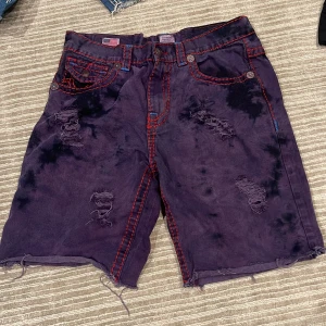 purple truey shorts  - riktigt feta klippta pga för långa shorts tyvärr. Annars passar de as bra, storlek 36.  Även as fet röd stitching 