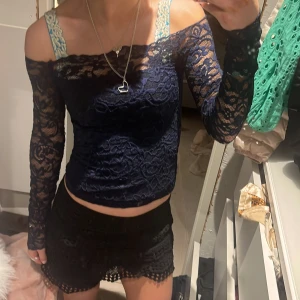 Off shoulder spets topp - Så fin topp med off shoulder och spets!! Säljer då den tyvärr va för liten, skulle säga att den passar xs- xxs bäst🩷