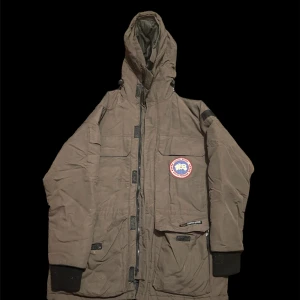 CANADA GOOSE PARKA - Gammal canada goose parka den är äkta men dragkedjan och pälsen till luvan är trasig fast dragkedjan går fof att dra upp bara att man behöver sätta på en ny hake på den pris kan diskuteras kom me bud o fler bilder kan fixas