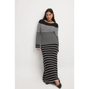 *HELT NY* stickad klänning från NA-KD - *Ny* klänning från NA-KD med prislappen kvar. Aldrig använd🌸 Passar även dig som vanligtvis brukar ha storlek Medium.