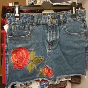 Jeans kjol strl XS Blommorna är broderade troligen med maskin Skick fin 