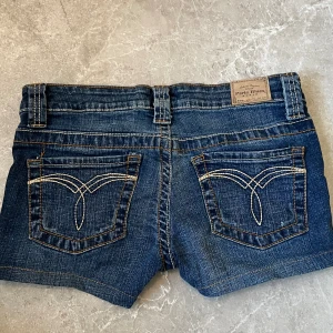 Mörkblå retro jeansshorts💕 - Jättefina jeansshorts nu till sommaren💕 Midja rakt över: 40 Skriv för mer info, pris kan diskuteras💘Köparen står för frakt💕
