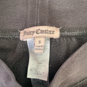 JUICY COUTORE BYXOR -  Säljer dessa super fina juicy coutore byxor! säljer dessa för att de inte kommer till användning. De är i bra skick, men  några diamanter har trillar av, men det är inga stora besvär!!🥰 