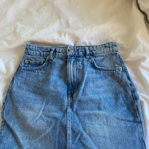 jeans kjol - aldrig använd jeanskjol från hm, lapp kvar storlek 34 kan bäras både högmidjat och lågmidjat nypris 299  