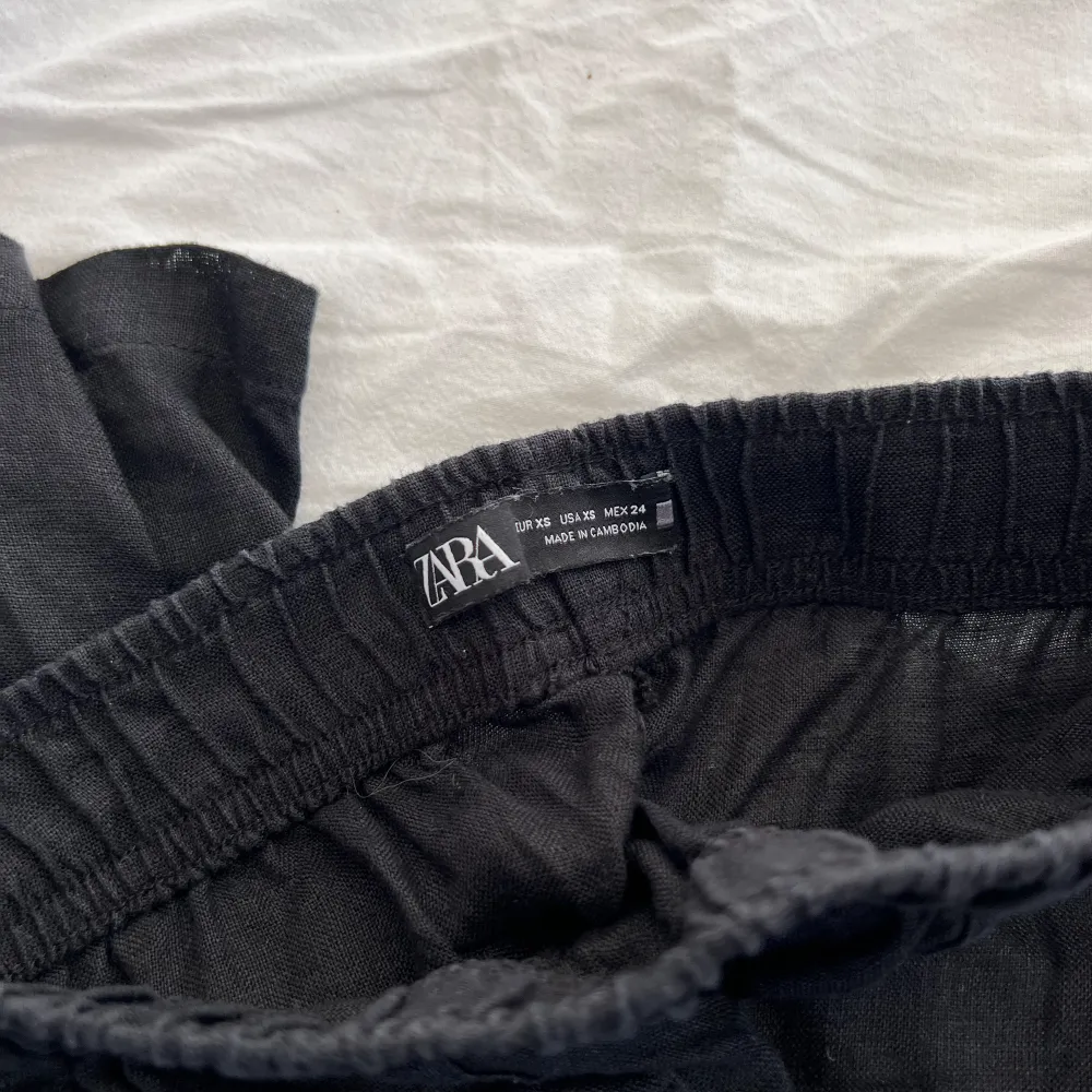 svarta linnebyxor från zara i strl xs helt oanvända, raka i modellen frågor? skriv till mig så löser vi💗. Jeans & Byxor.