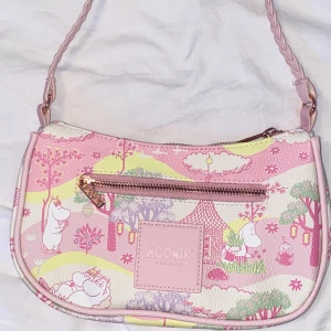Mumin axelväska  - Köpt på en kryssning till Finland i Mumin affär. Aldrig använt. 