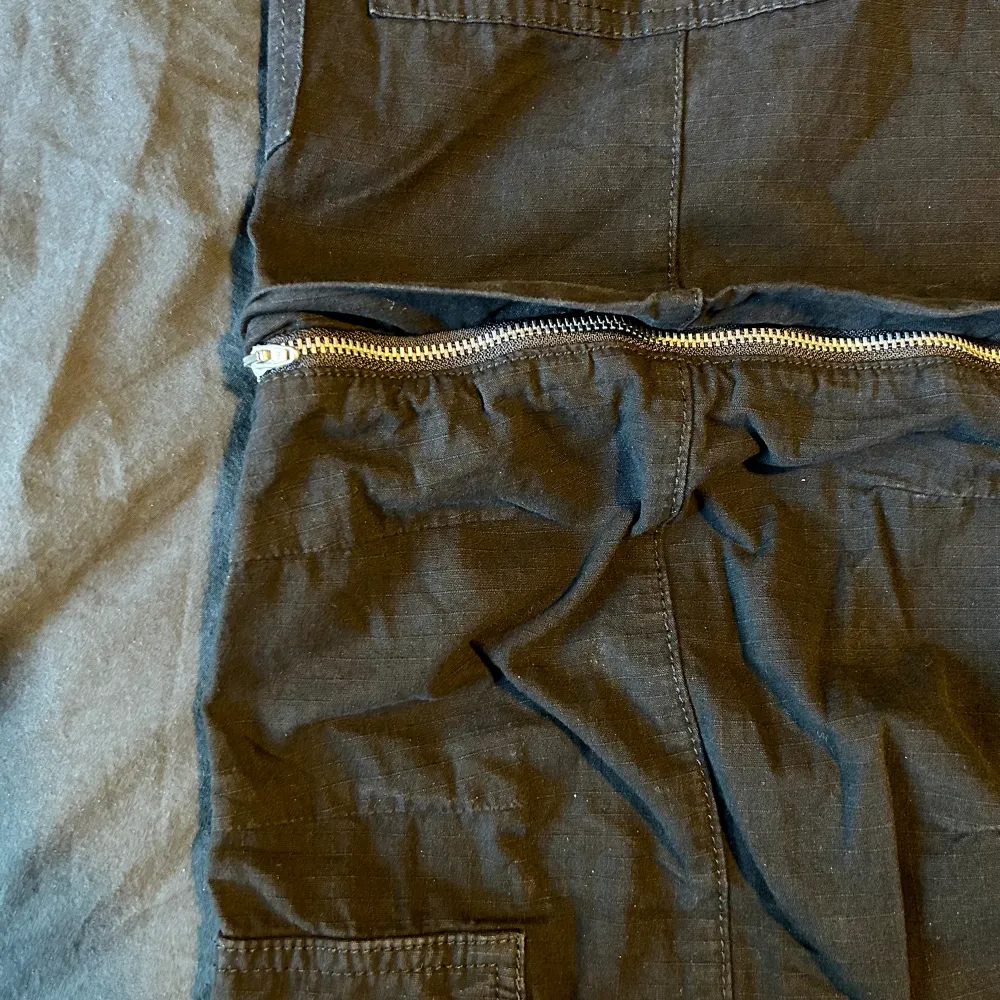 Balenciaga flared cargo 1:1 från 23 collection, midjan kan justeras, dragkedja vid knä som blir kort, 100% bomull, otroligt bekvämt,  absolut ingen skillnad mot originalet. . Jeans & Byxor.
