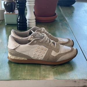 Valentino Rockrunner - Feta rockrunners som jag säljer då de är för små. 7/10 skick men med mycket liv kvar. Kan sänka priset vid snabb affär 💪