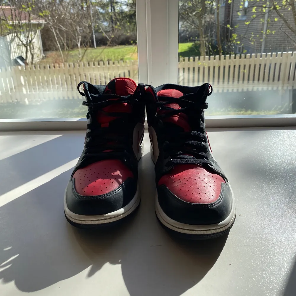 Jordan 1 Fire red - 8/10 skick lite smutsiga. Använda i någon månad, pris kan diskuteras. Tvättar skorna innan jag skickar.. Skor.