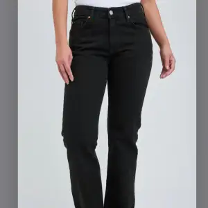 low waist straight jeans från bilbok, märke never denim waist:24 lenght: 32 nypris: 700 kr skriv privay för fler frågor