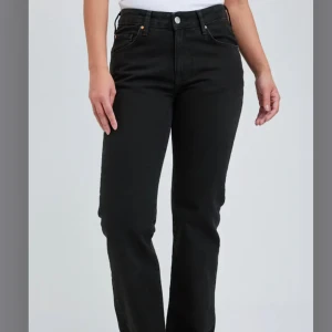 low straight jeans - low waist straight jeans från bilbok, märke never denim waist:24 lenght: 32 nypris: 700 kr skriv privay för fler frågor