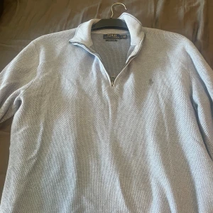 Ralph Lauren halv zip - En ljusblå halv zip som slutat komma till användning  I använt skick och passar S