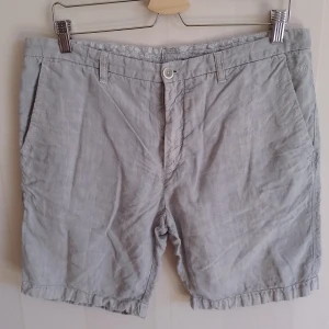 Italienska Linneshorts från 120% Lino stl 50 - Linneshorts från det exklusiva italienska 120% Lino. Likt Stone Island är de duktiga på färgningar och material. Mjukt grå i stl 50 i 100% linne såklart. Jättefint skick. Nypris ca 2300kr