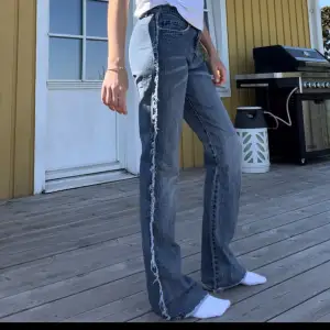Väldigt unika jeans med fransar på sidorna Midjemått tvärsöver: 38cm Inerbenslängd: 80cm💗 Kolla gärna in min profil, säljer flera jeans för ett billigt pris 🥰