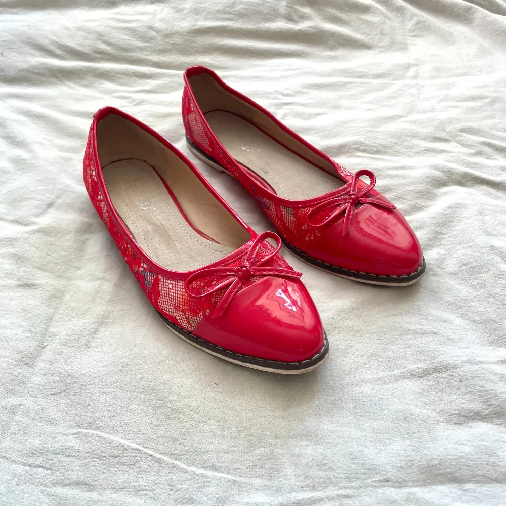 röda ballerina skor med ljus blått inslag! Köpta second hand men var för stora så säljer vidare, därav så smutsiga nertill🫶🏼. Skor.