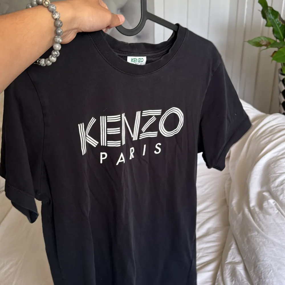 Säljer Kenzo t-shirt i fint skick.  Storlek XS, sällan använd. Bara att höra av er vid frågor 🦎. T-shirts.