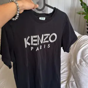Säljer Kenzo t-shirt i fint skick.  Storlek XS, sällan använd. Bara att höra av er vid frågor 🦎