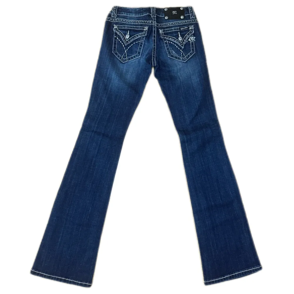 Miss Me jeans i modellen ”JW5678B/boot” midjemåttet rakt över är 37cm. Ytterbenet 106cm och innerbenet 85cm. Jeansen är som helt nya. Kontakta vid intresse!. Jeans & Byxor.