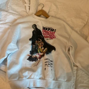 Dracula Colpisce Ancora Sweatshirt  - Säljer denna schyssta sweatshirten i använt skick, liten defekt men syns knappt. Skriv vid frågor.