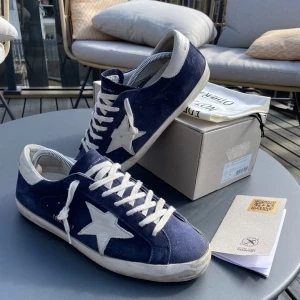 Golden Goose - Riktigt snygga Golden Goose i storlek 43 men passar även 42/44. Först till kvarn gäller, kvitto finns!! Cond 9/10 och allt og medföljer!!🙌  Skriv gärna om du har några funderingar!!