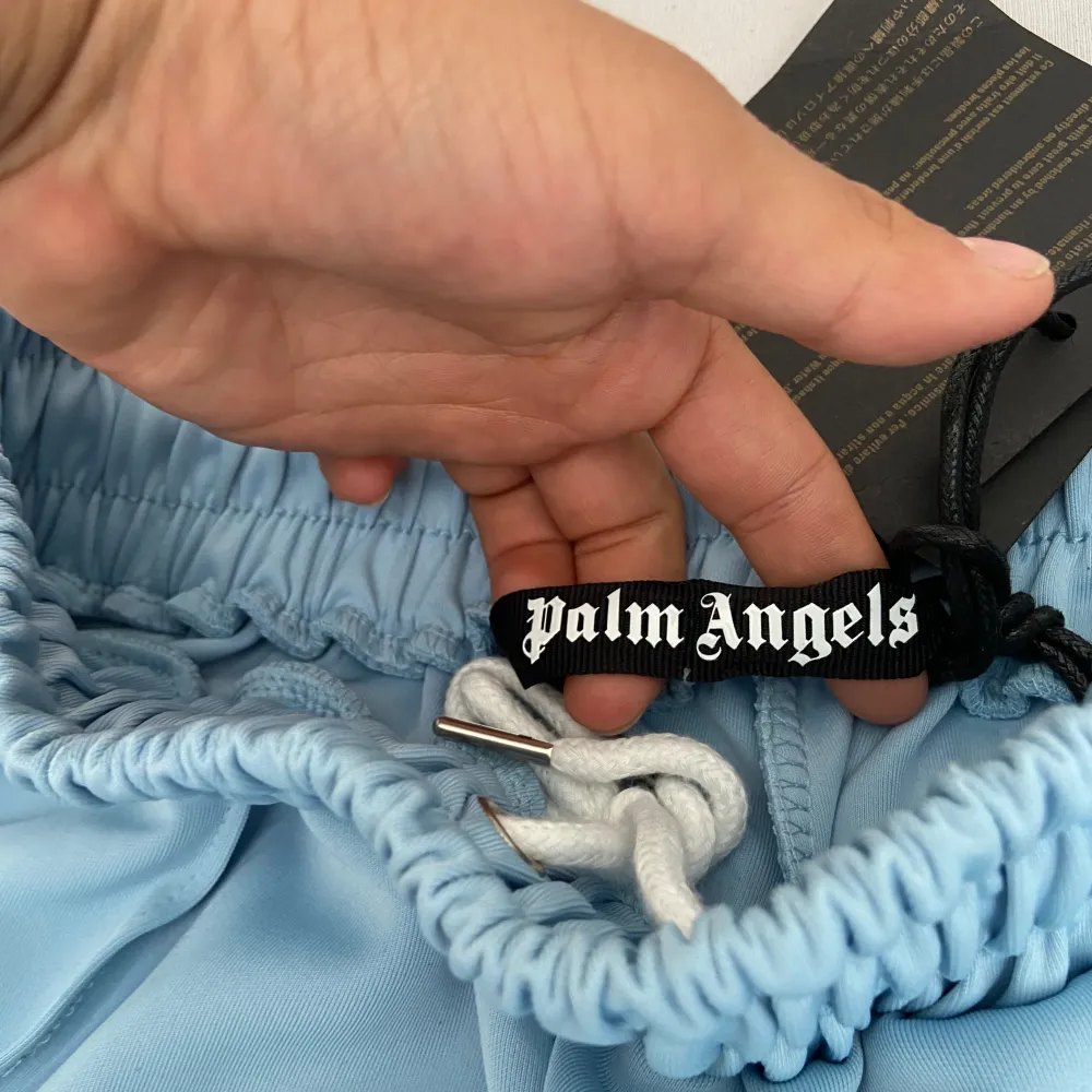 Säljer mitt Palm angels shorts i storlek M för att den är för stor för mig. Priset kan sänkas vid snabb affär. Shorts.