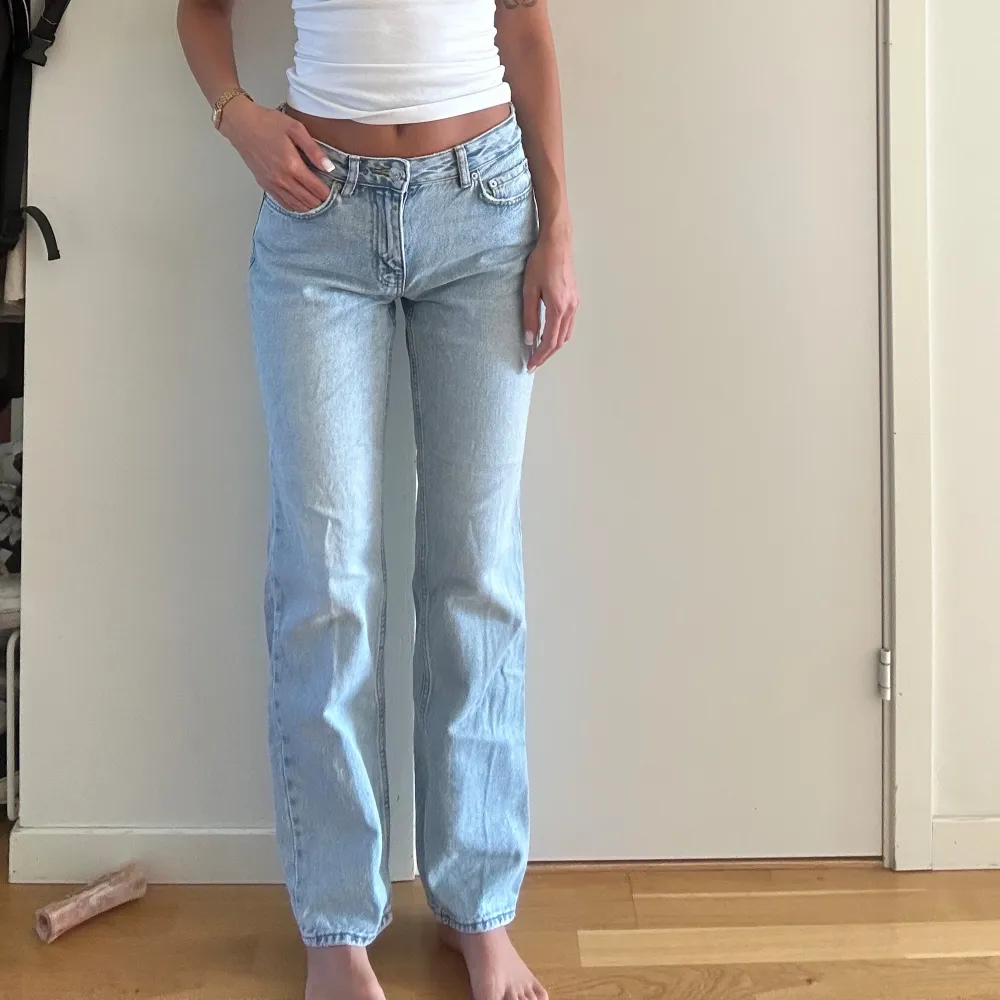 Säljer dessa snygga jeans i st 34 från Gina Tricot. Endast använda ett fåtal gånger, inga defekter eller tecken på användning. Jag är 171cm lång. Säjer pga att de har blivit en aning för små 🦋 (TRYCK EJ PÅ KÖP NU!!). Jeans & Byxor.