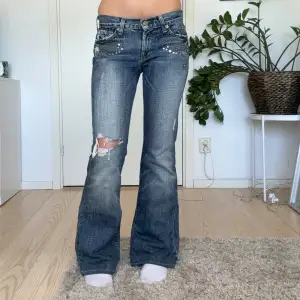 Unika jeans med fina detaljer, bra skick uppsydda längst ner, 35 cm över midjan 76 cm innerben! Hör av dig vid intresse💓
