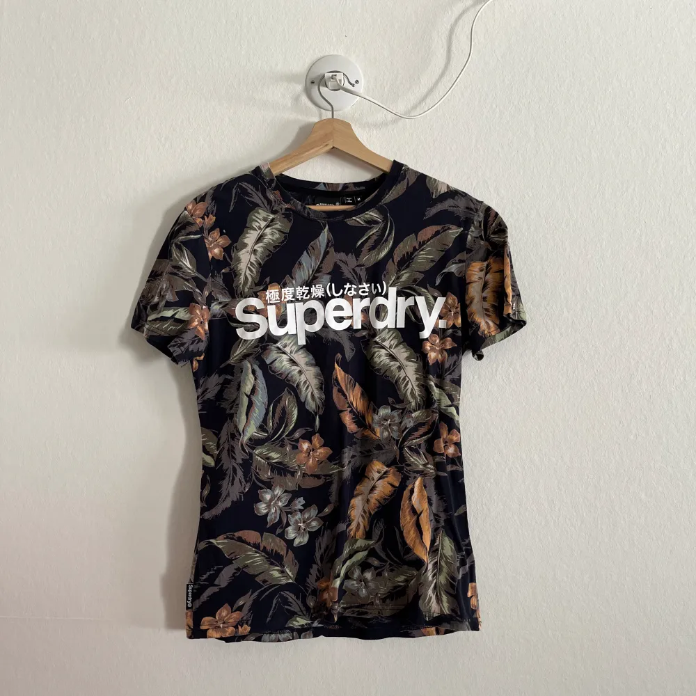 T-shirt från Superdry med växtmotiv. Aldrig använd!. T-shirts.