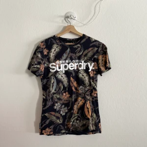 T-shirt Superdry NY - T-shirt från Superdry med växtmotiv. Aldrig använd!