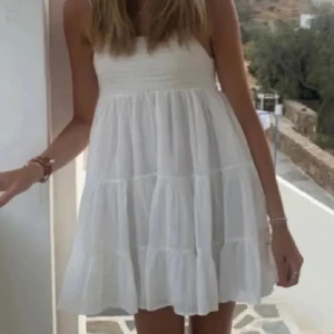 Klänning Zara - Säljer denna jättegulliga klänning från zara💗är använd men i bra skick🫶🏼(inte min bild)