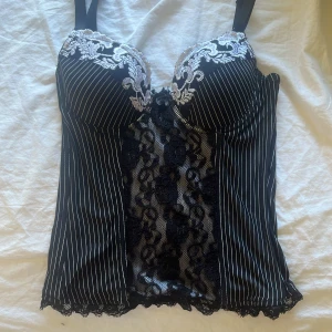Corset - En jättesnygg corset med A-B kupa i bysten. Perfekt nu till sommaren💕 