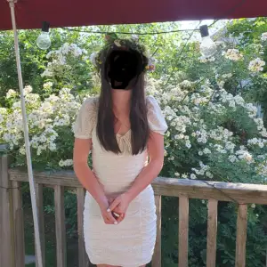 Jätte fin vit klänning utan skavanker🤍 Ändast använd 3 gånger🤍  Köparen betalar frakt🤍