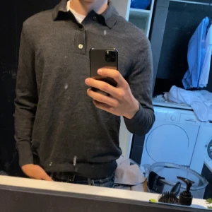 Långärmad piké  - Långärmad piké från arket i väldigt bra skick Nypris runt 1000kr