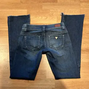 Snygga lågmidjade bootcut jeans från guess. Bra skicka🤩  Pris kan diskuteras vid snabb köp!  Mått: Midja rakt över - 37 cm Uterben - 101 cm  Innerben- 81 cm Genhöjd - 17 cm