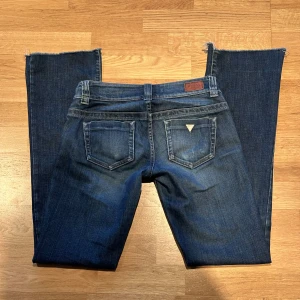 Guess jeans  - Snygga lågmidjade bootcut jeans från guess. Bra skicka🤩  Pris kan diskuteras vid snabb köp!  Mått: Midja rakt över - 37 cm Uterben - 101 cm  Innerben- 81 cm Genhöjd - 17 cm