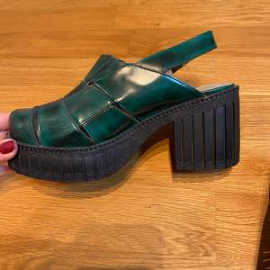 Jätte gulliga o sköna  vintage plattform sandaler/skor! Finns fläckar i skon men de är rena! Använda förut men inte på senaste åren. 