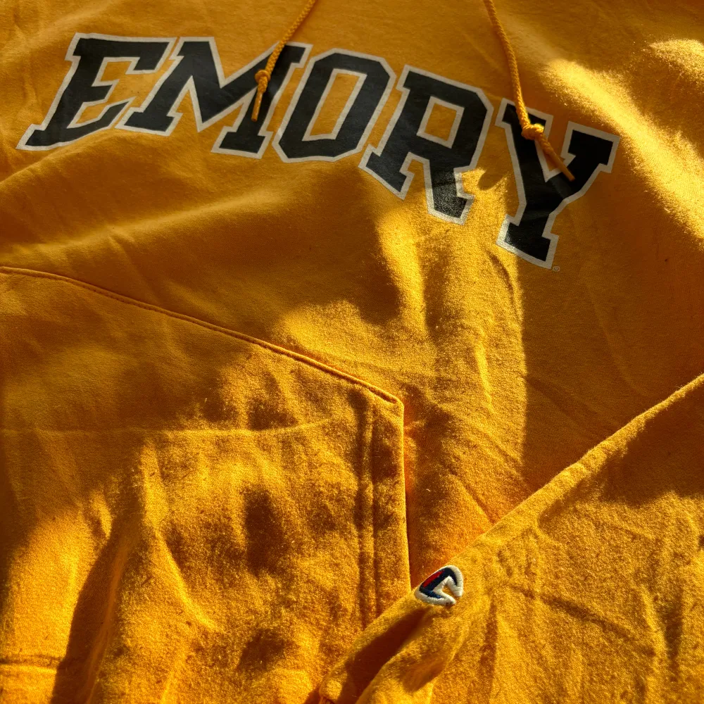 Säljer en superfin hoodie från Champion med Emory på framsidan. Supertrendig. Storlek S.. Hoodies.