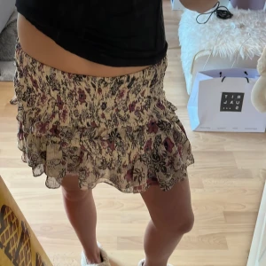 Zara kjol💓💓 - Super fin zara kjol som inte går att köpa längre🌟 Använd fåtal gånger, inga defekter, super fint skick💓💓 egna bilder bara att fråga om fler❣️❣️