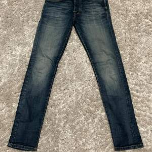 Mörkbla med inslag av vita jeans från Jack and Jones i modellen slim/glenn. Storlek 28/32. Nypris runt 600 och mycket bra skick (9/10 inga defekter).Hör av er vid prisförhandling, fler bilder, matt eller andra tankar sả kommer svar snabbt