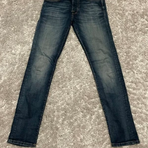 Jack & jones jeans - Mörkbla med inslag av vita jeans från Jack and Jones i modellen slim/glenn. Storlek 28/32. Nypris runt 600 och mycket bra skick (9/10 inga defekter).Hör av er vid prisförhandling, fler bilder, matt eller andra tankar sả kommer svar snabbt