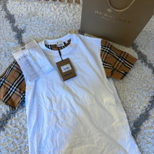 Burberry t-shirt - Helt ny burberry t-shirt som min kille köpt men va tyvärr för stor för honom. Storlek s men skulle säga att tröjan är mer som än m, aldrig använd medföljd av påsen samt kvitto. Kostade runt 2500kr som nypris. Pris kan diskuteras, köpt utomlands