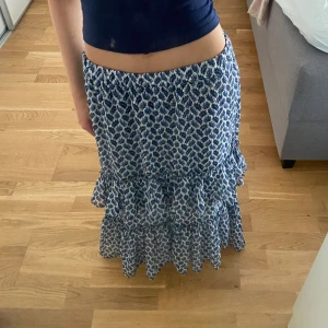 Långkjol - Jättefin långkjol från H&M som inte säljs längre! Helt oanvänd, kom privat för mått eller fler bilder💞 obs den är lite längre bak än fram