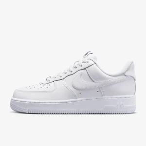 Nike air force  - Ett par skor snygga air forces 1 i nästa än helt nytt skick!! Kontakta för mer info och bilder! 