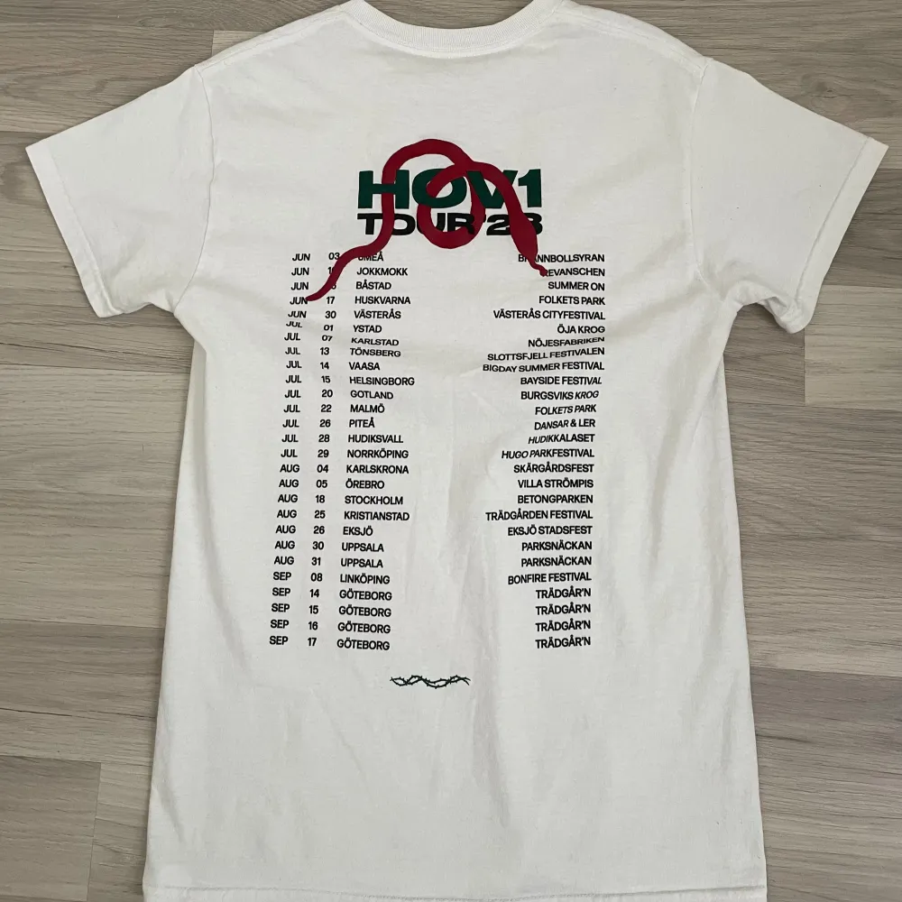 Hov1 merch ”hov1 tour 23” Köpt på deras konsert (Betongparken) Använd endast 1 gång!🫂. T-shirts.
