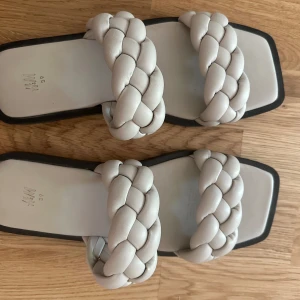Hm sandaler flätade skinn - Flätade skinnsandaler från H&M i storlek 39. Fint skick, använda 2-3 gånger. 